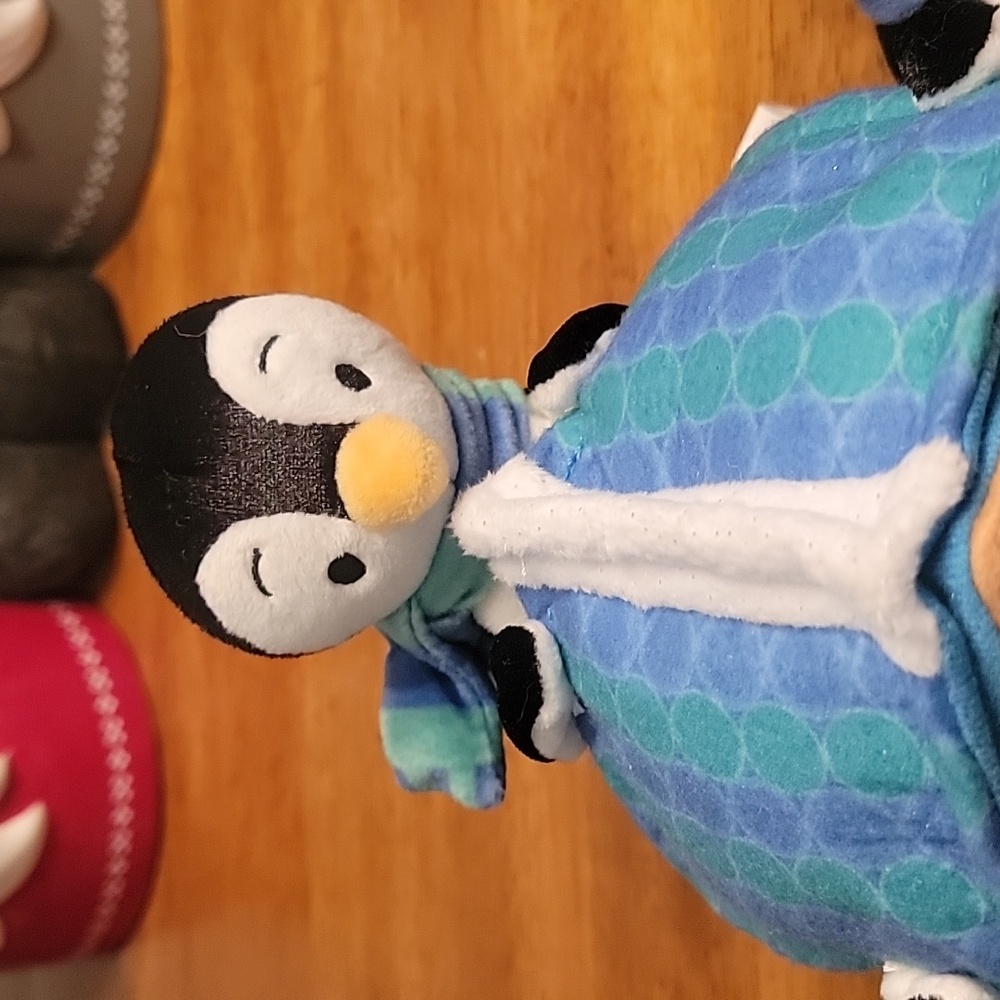 2021 Hallmark Penguin Gingerbread Treat Music & Movement Table Top Plush VIDEO - Picture 4 of 9